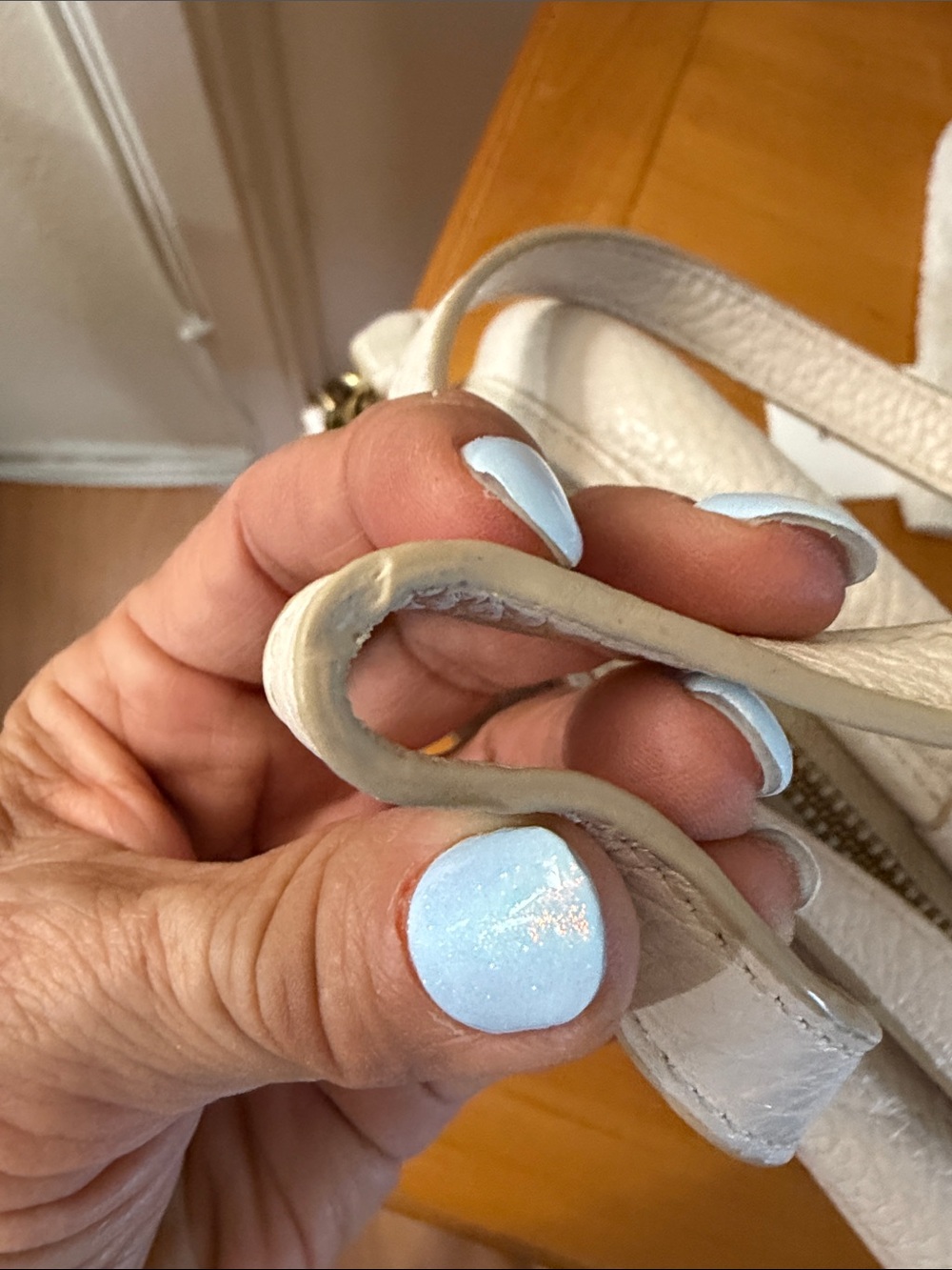 Coach Camera C5809 Cream Pebbled Leather Crossbody Bag with Turn-Lock Closure - Picture 15 of 16